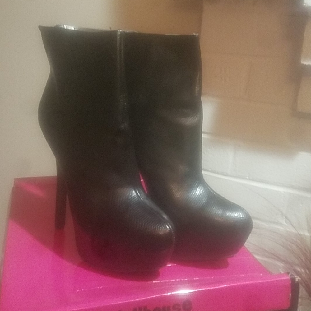 Dollhouse Ankle boots